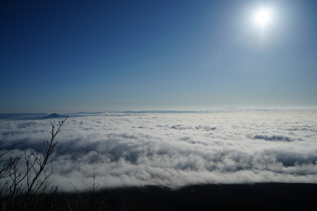 岩手山から姫神山・早池峰山方向の雲海