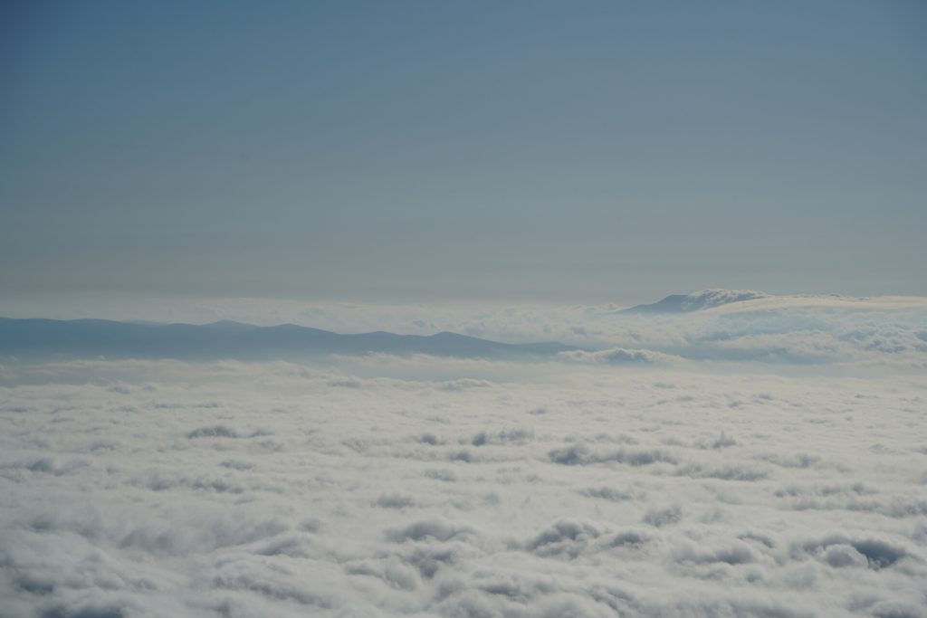 岩手山から早池峰山方向の雲海